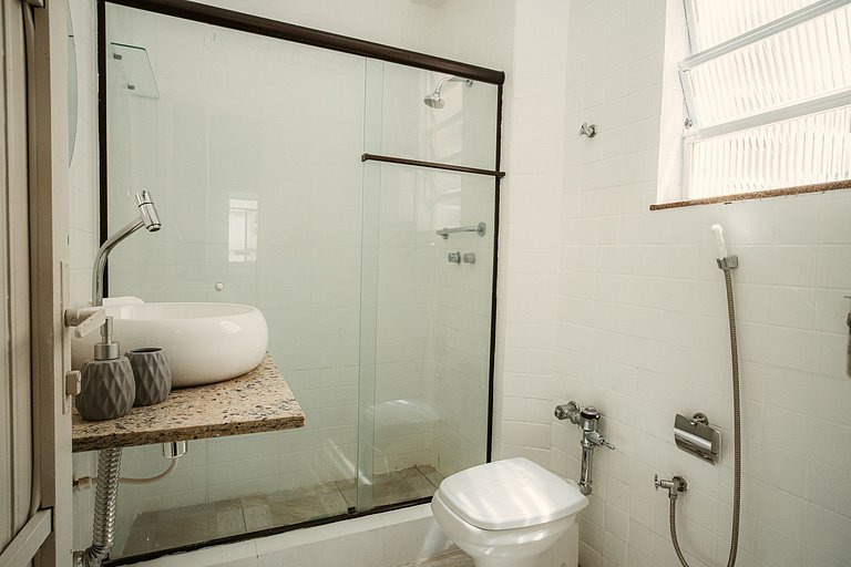 Apartamento para 4 pessoas com vista mar lateral