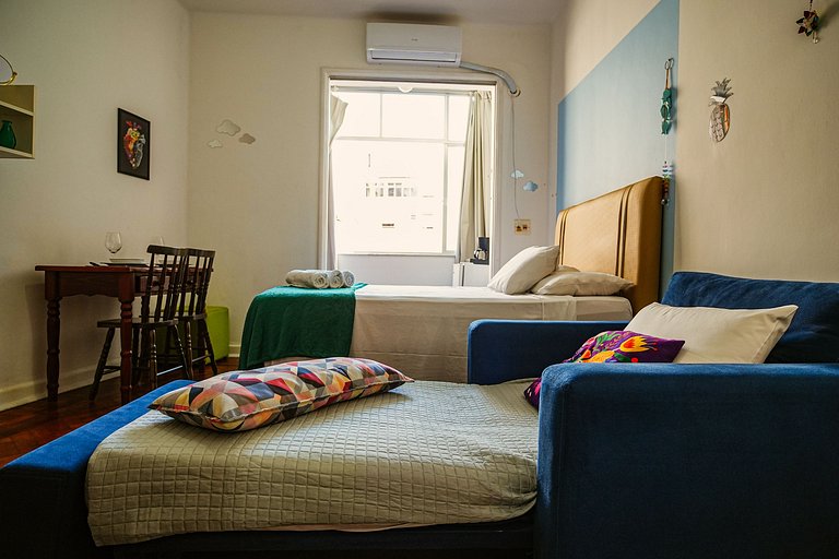 Comfortable apartment located in the center of Copacabana.