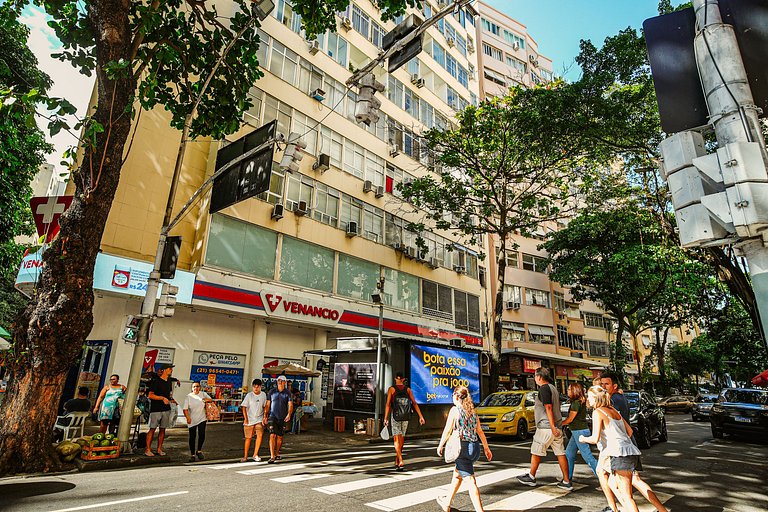 Comfortable apartment located in the center of Copacabana.