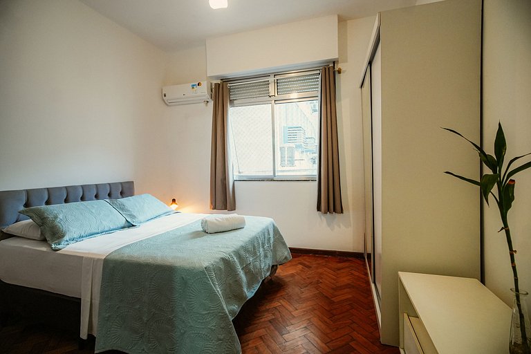Excellent location, just one block from Copacabana Beach
