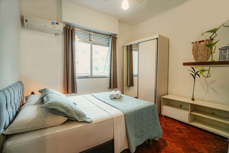 Excellent location, just one block from Copacabana Beach