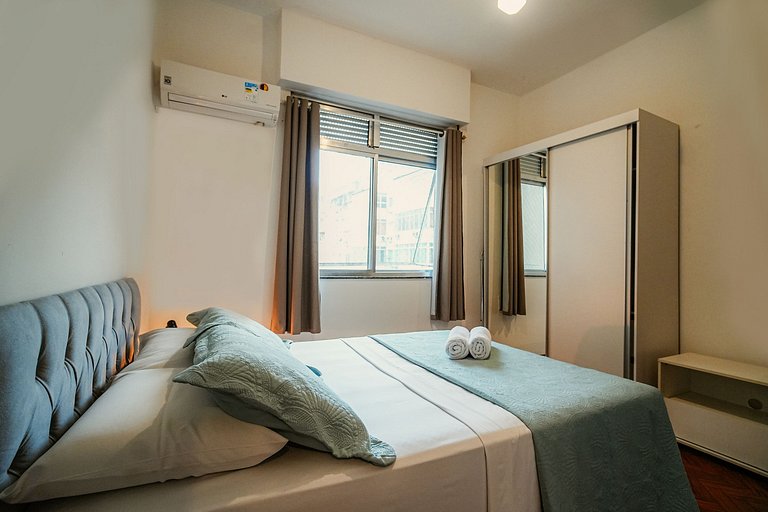 Excellent location, just one block from Copacabana Beach