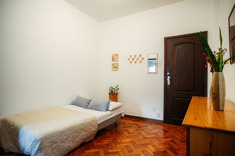 Excellent location, just one block from Copacabana Beach