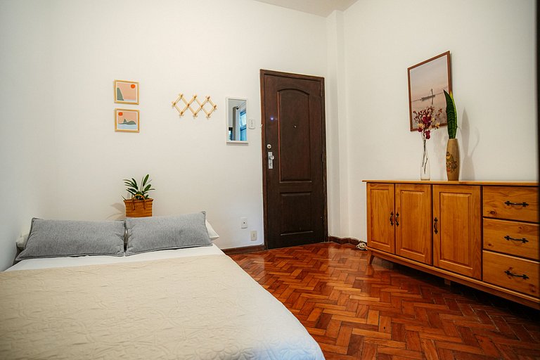 Excellent location, just one block from Copacabana Beach